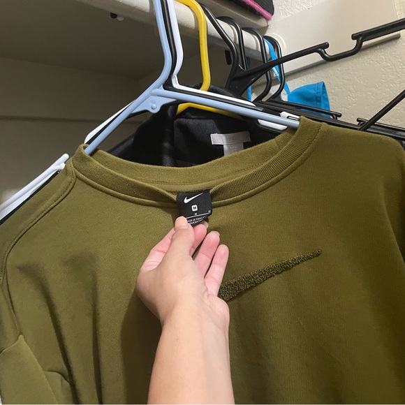 Nike crop top sweater for the gym large - Picture 3 of 3